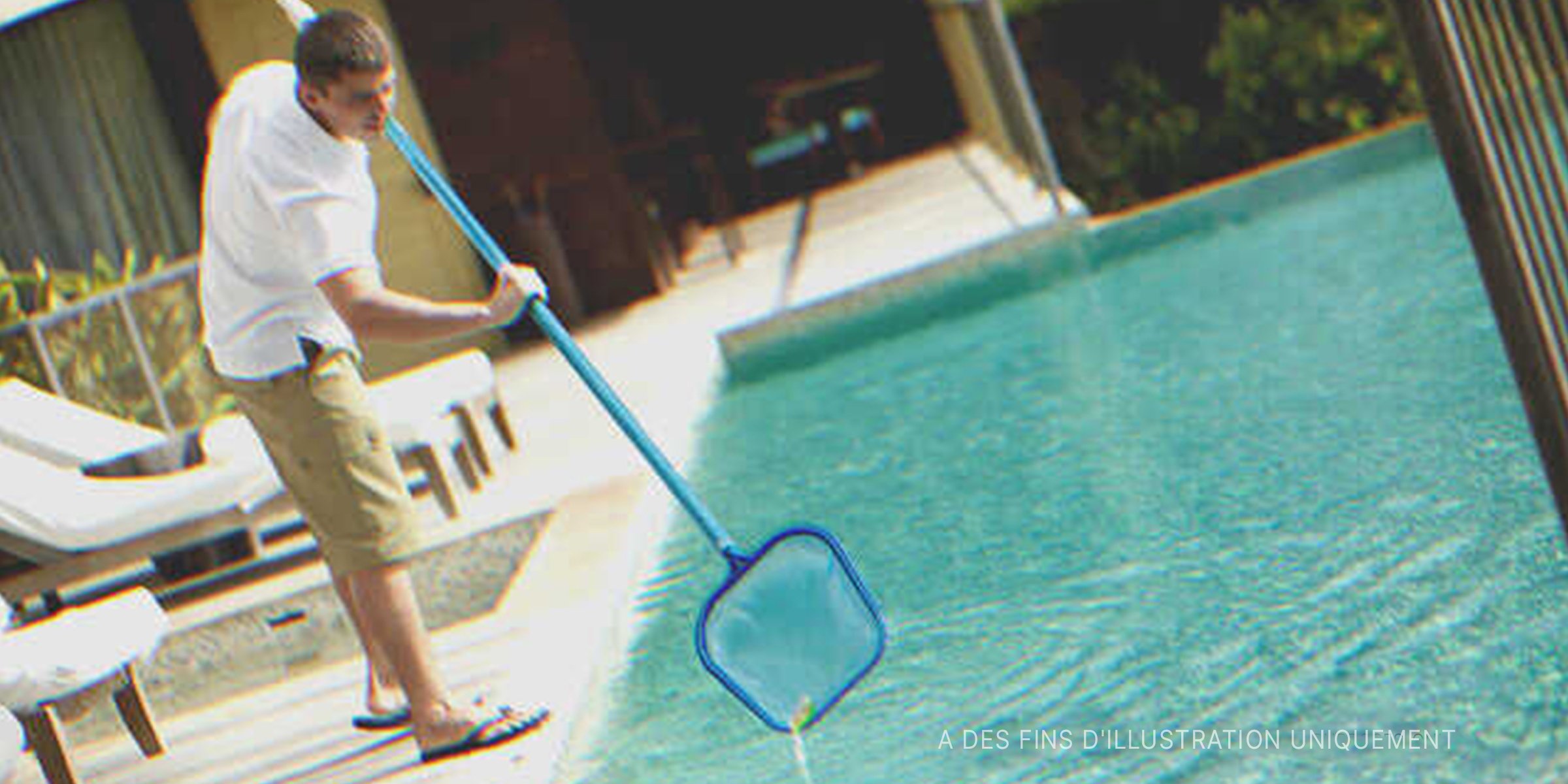 Un employé qui nettoie une piscine | Source : Shutterstock