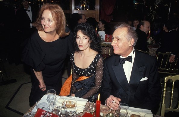 Michel Serrault avec son épouse Nita et sa fille Nathalie au dîner de la 7e Nuit des Molieres récompensant le théâtre français le 5 avril 1993 a Paris, France. | Photo : Getty Images Michel Serrault avec son épouse Nita et sa fille Nathalie au dîner de la 7e Nuit des Molieres récompensant le théâtre français le 5 avril 1993 a Paris, France. | Photo : Getty Images