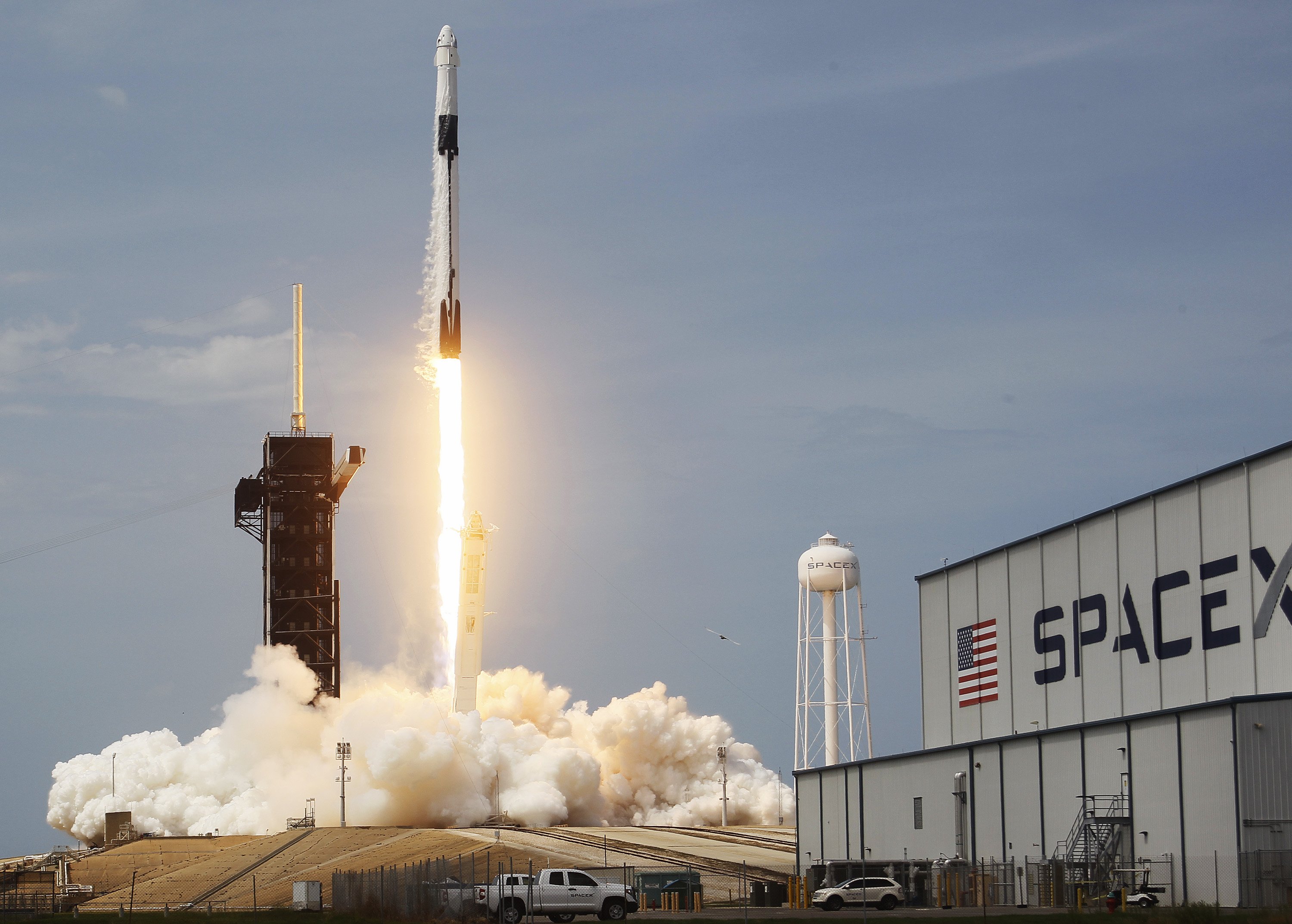 The SpaceX Falcon 9 rocket with the manned Crew Dragon spacecraft attached taking off at the Kennedy Space Center in Cape Canaveral, Florida | Photo: Joe Raedle/Getty Images