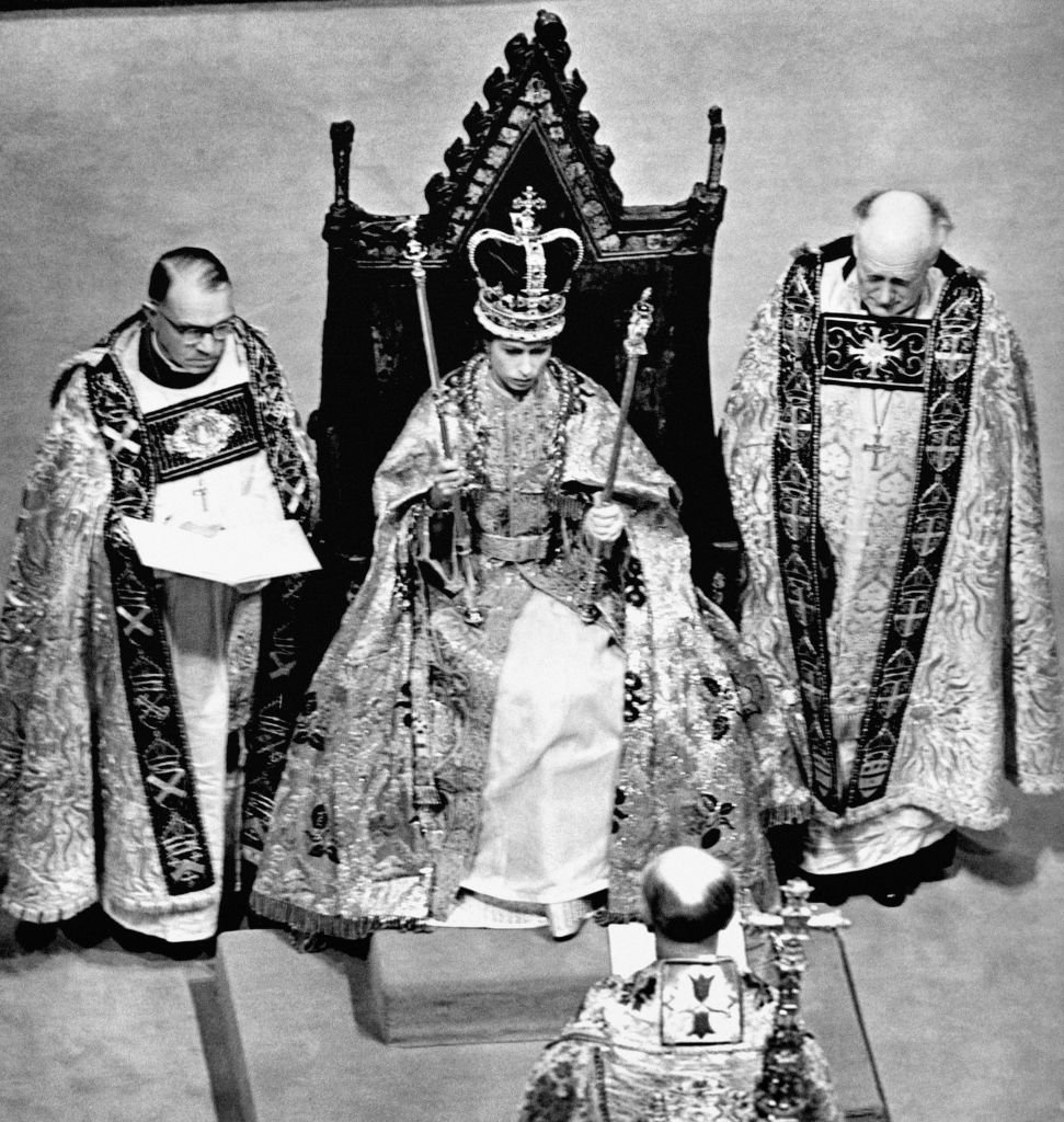 La reina Elizabeth II durante su coronación en la Abadía de Westminster, el 02 de junio de 1953 en Londres, Inglaterra. | Foto: Getty Images