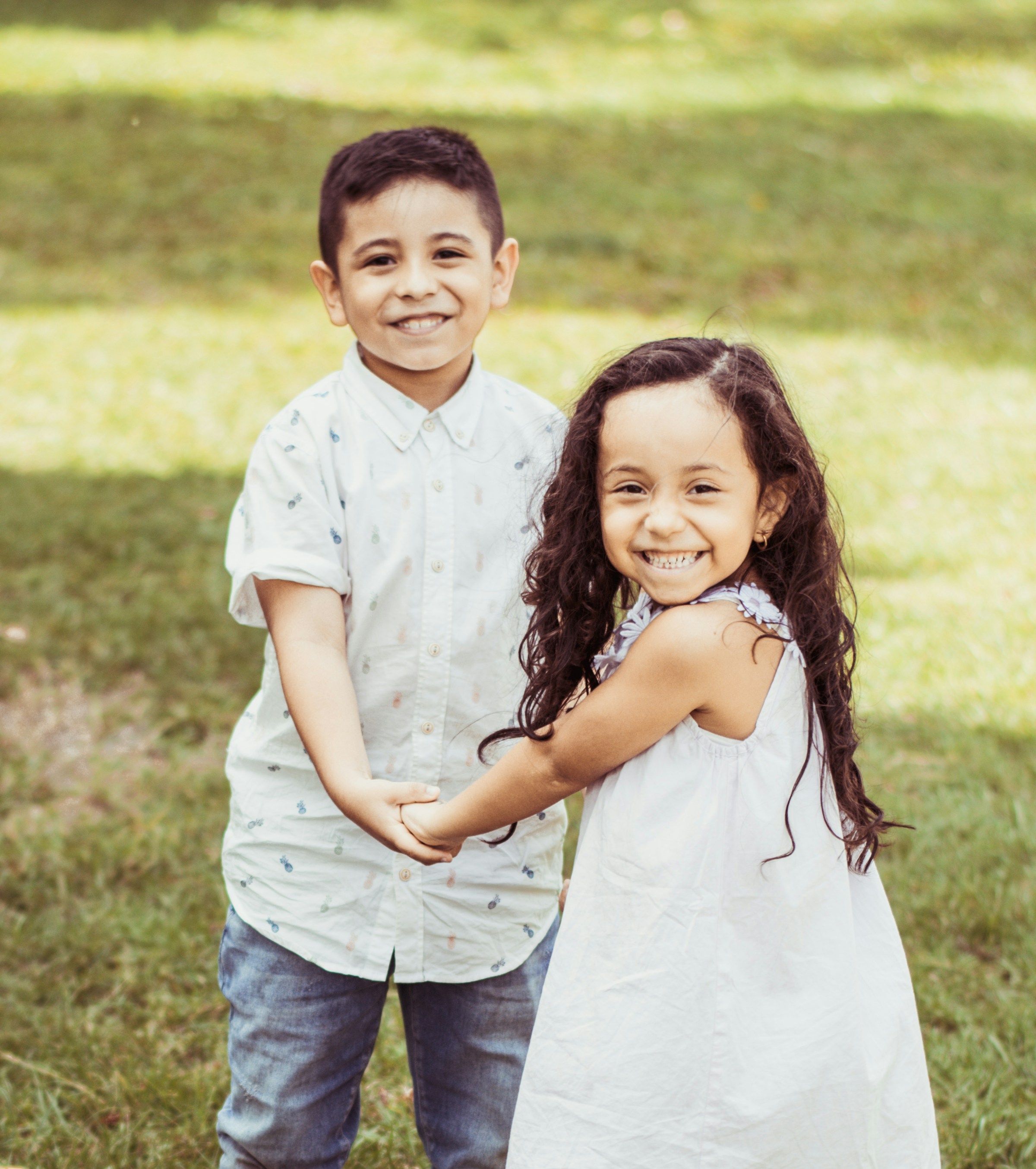 A smiling boy and girl | Source: Unsplash