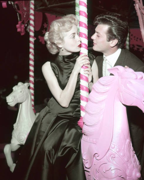 Married American actors Tony Curtis and Janet Leigh on a carousel, circa 1955 | Source: Getty Images