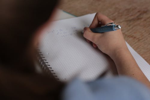 Student taking down notes. | Photo: Pexel