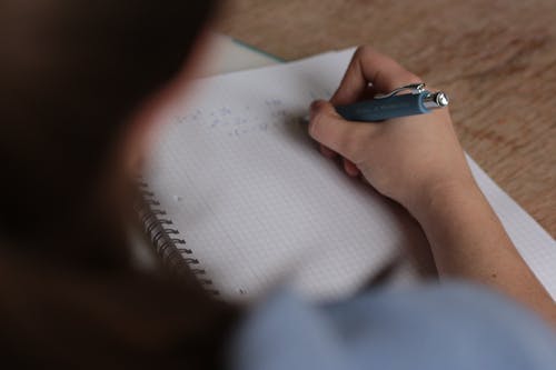 Student writing an exam. | Photo: Pexel