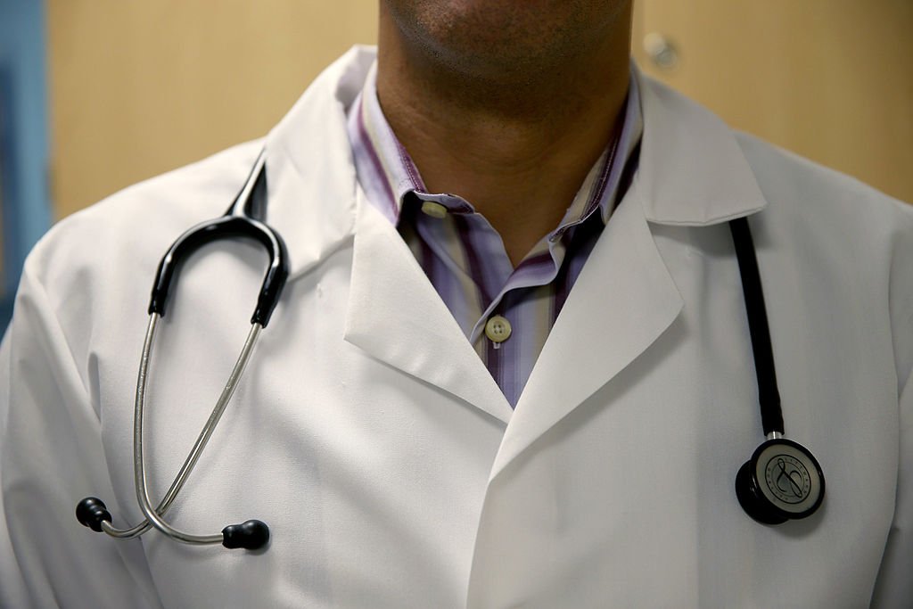 Un médecin en blouse. | Photo : Getty Images.