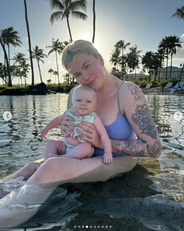 Ireland Baldwin and her daughter enjoying water in a post dated May 12, 2024 | Source: Instagram/irelandirelandireland