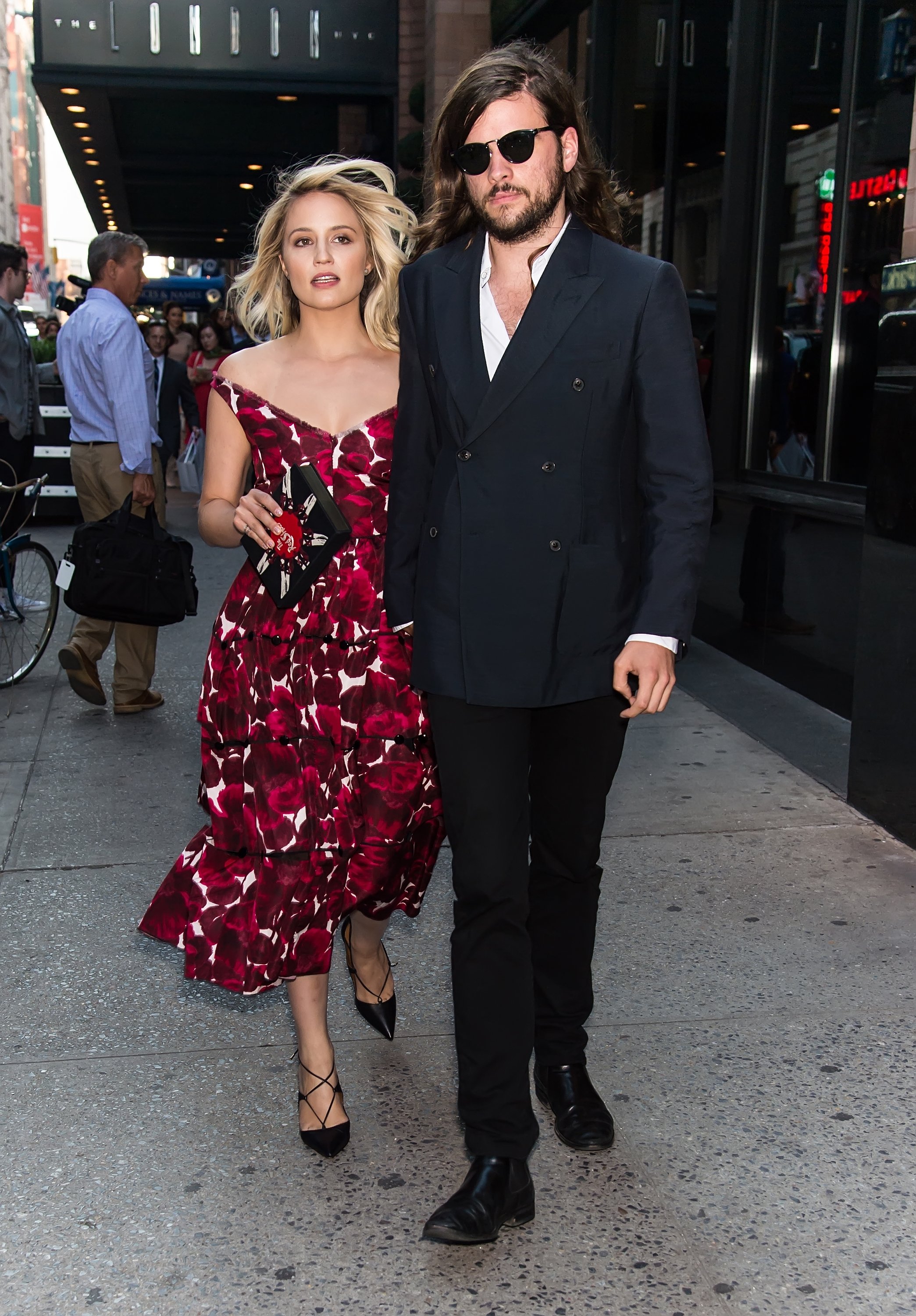 Dianna Agron und der Musiker Winston Marshall sind auf der Modenschau von Marc Jacobs während der New York Fashion Week im Frühjahr 2016 am 17. September 2015 in New York City zu sehen. | Quelle: Getty Images