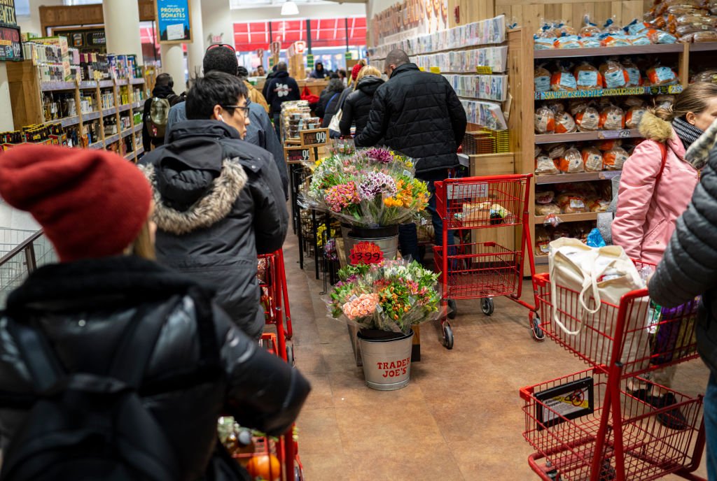Grocery shoppers inside Trader Joe's New York City branch. | Photo: Getty Images