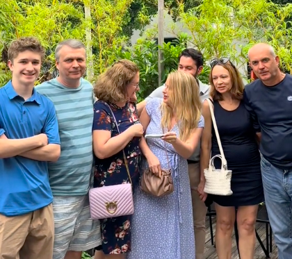 Olena Perez showing her mom her pregnancy test. | Source: TikTok/@olena.perez