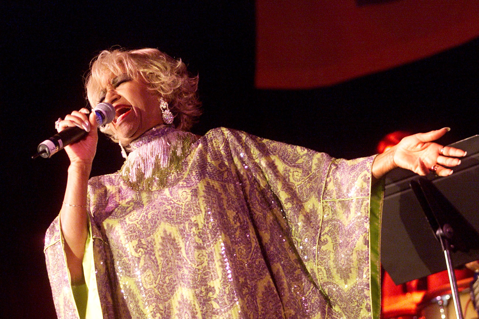 Celia Cruz en el "Concierto Para Los Héroes" en Los Ángeles, California en septiembre de 2001, dedicado a las familias de bomberos y oficiales fallecidos en el 11S en Nueva York || Fuente: Getty Images Celia Cruz en el "Concierto Para Los Héroes" en Los Ángeles, California en septiembre de 2001, dedicado a las familias de bomberos y oficiales fallecidos en el 11S en Nueva York || Fuente: Getty Images