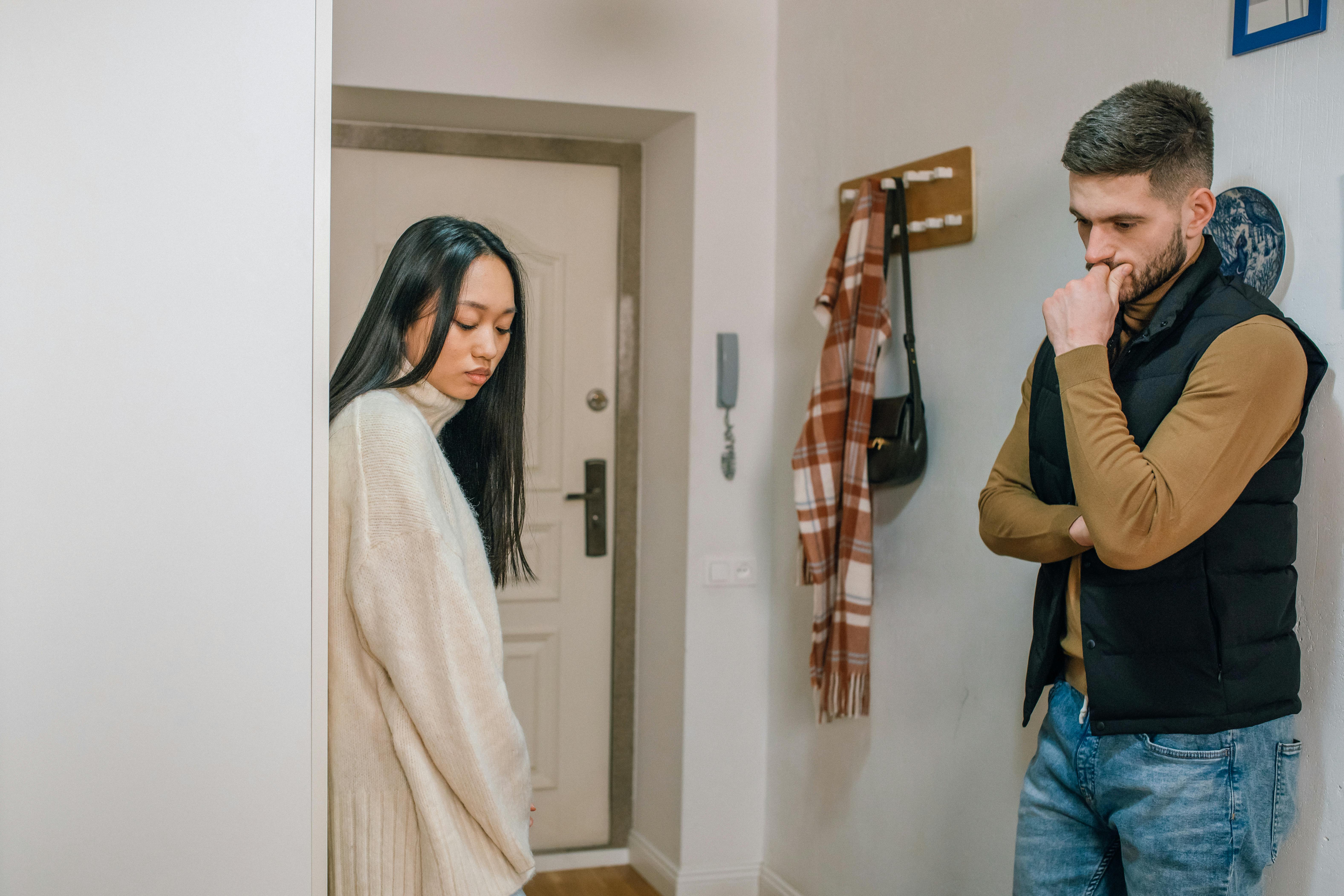 Couple standing near the door | Source: Pexels