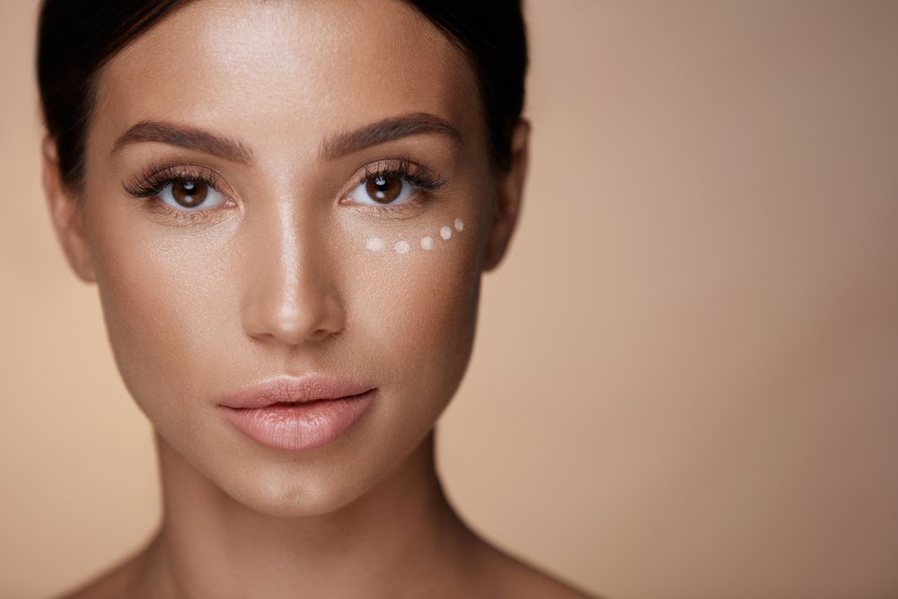 Mujer con corrector de ojos. | Foto: Shutterstock.