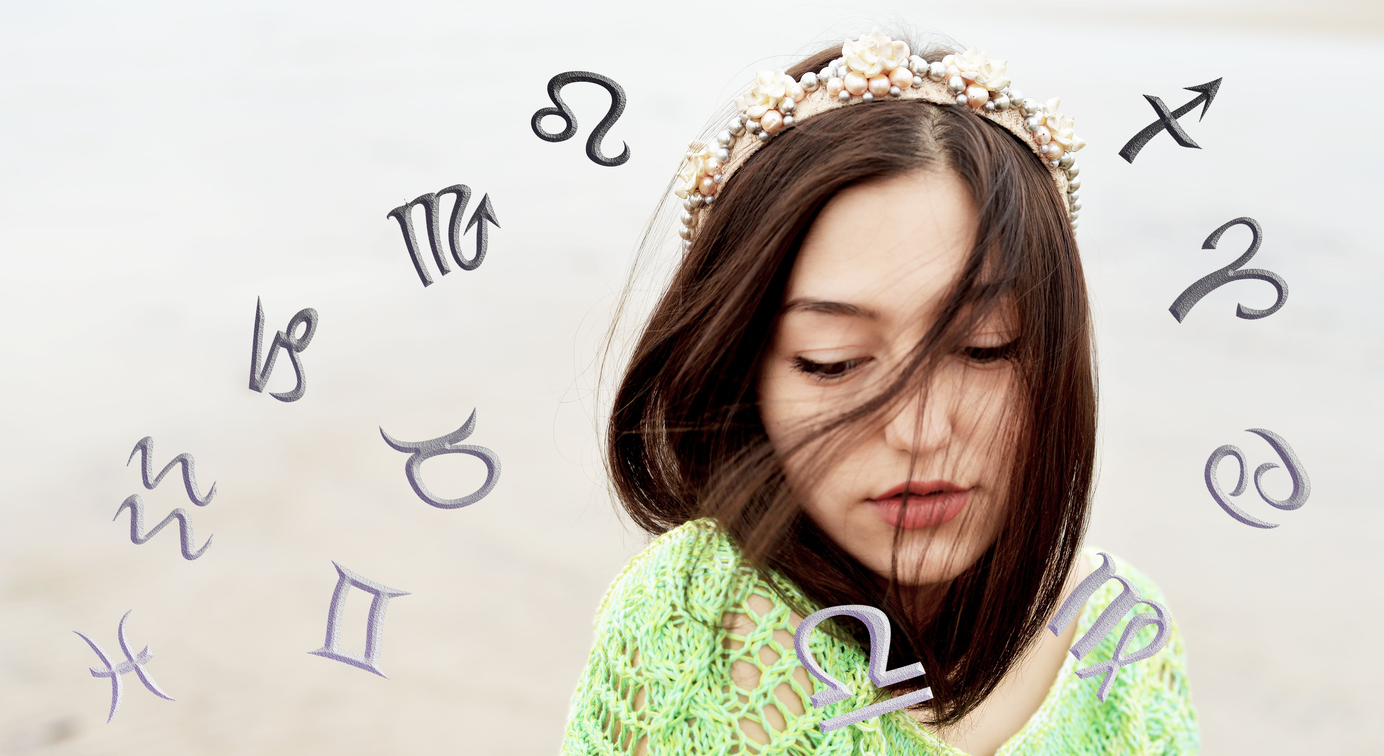 Mujer joven rodeada de los símbolos correspondientes a cada signo zodiacal. | Foto: Shutterstock