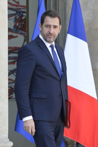 Le ministre français de l'Intérieur, Christophe Castaner, sort du Palais présidentiel de l'Elysée à l'issue de la réunion hebdomadaire du cabinet le 1er avril 2019 à Paris, France. | Photo : Getty Images