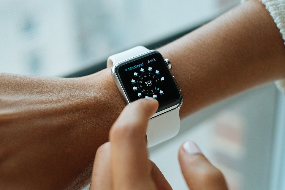 Bras d'une femme qui porte une montre. | Photo : Getty images Bras d'une femme qui porte une montre. | Photo : Getty images