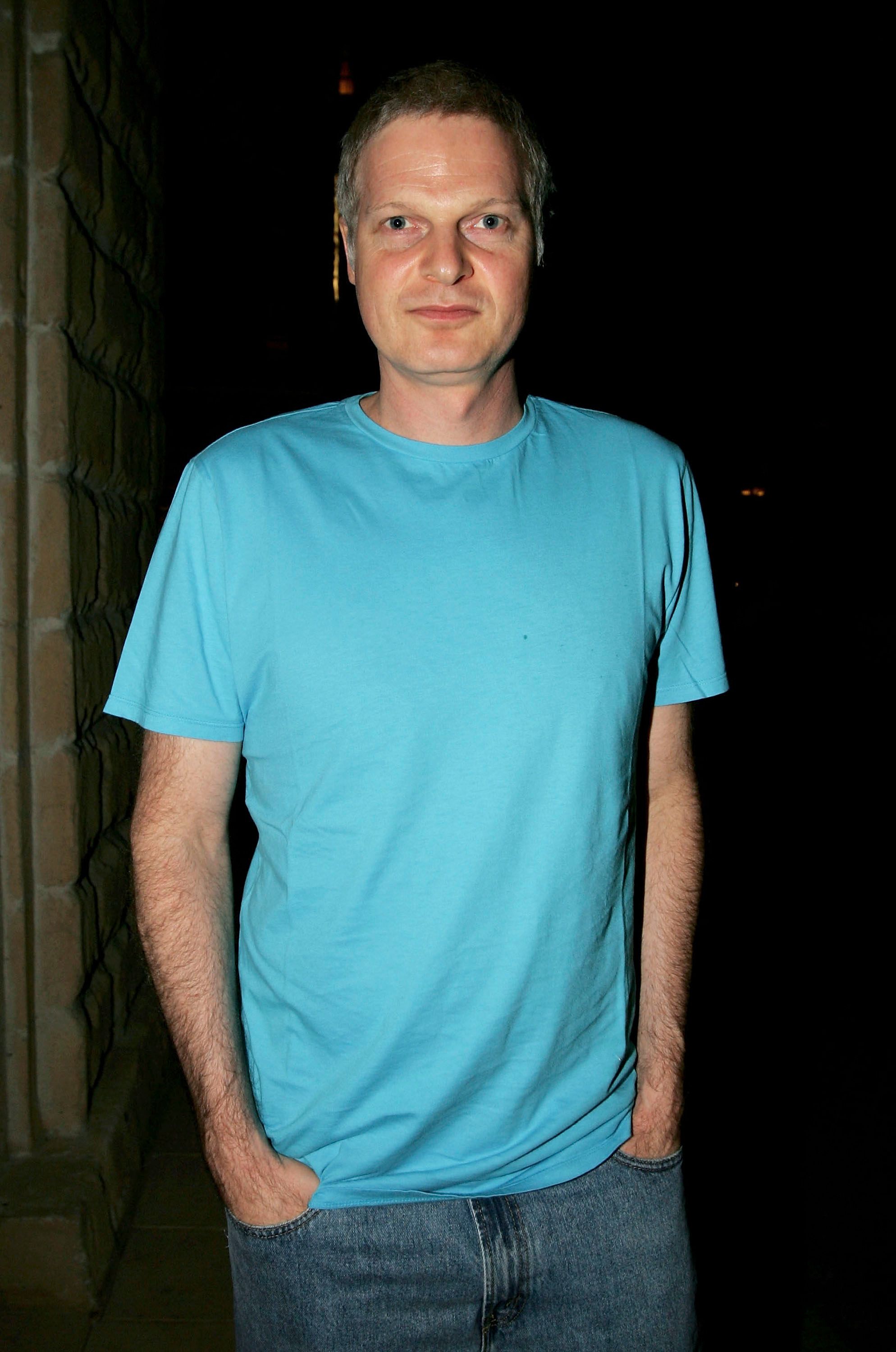 Steve Bing pose pour une photo au Madinat Jumeirah le 11 décembre 2005 à Dubaï. | Photo : Getty Images