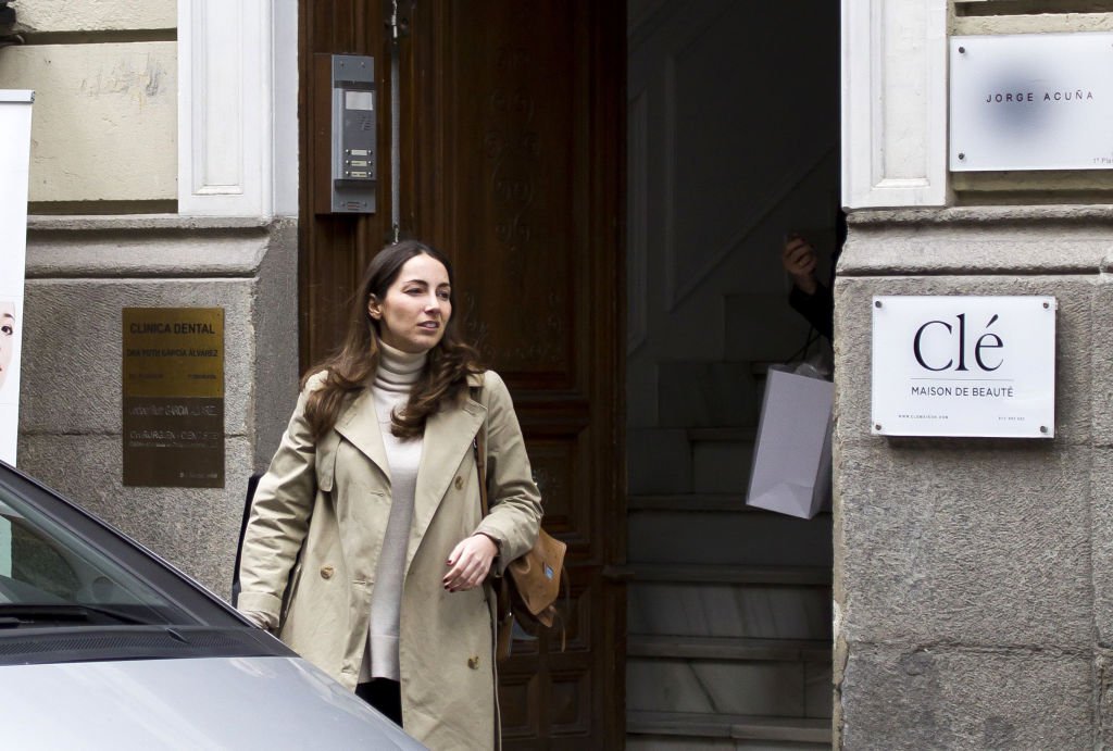 Alejandra Romero Suárez saliendo del taller de costura del diseñador Jorge Acuña. | Foto: Getty Images. Alejandra Romero Suárez saliendo del taller de costura del diseñador Jorge Acuña. | Foto: Getty Images.