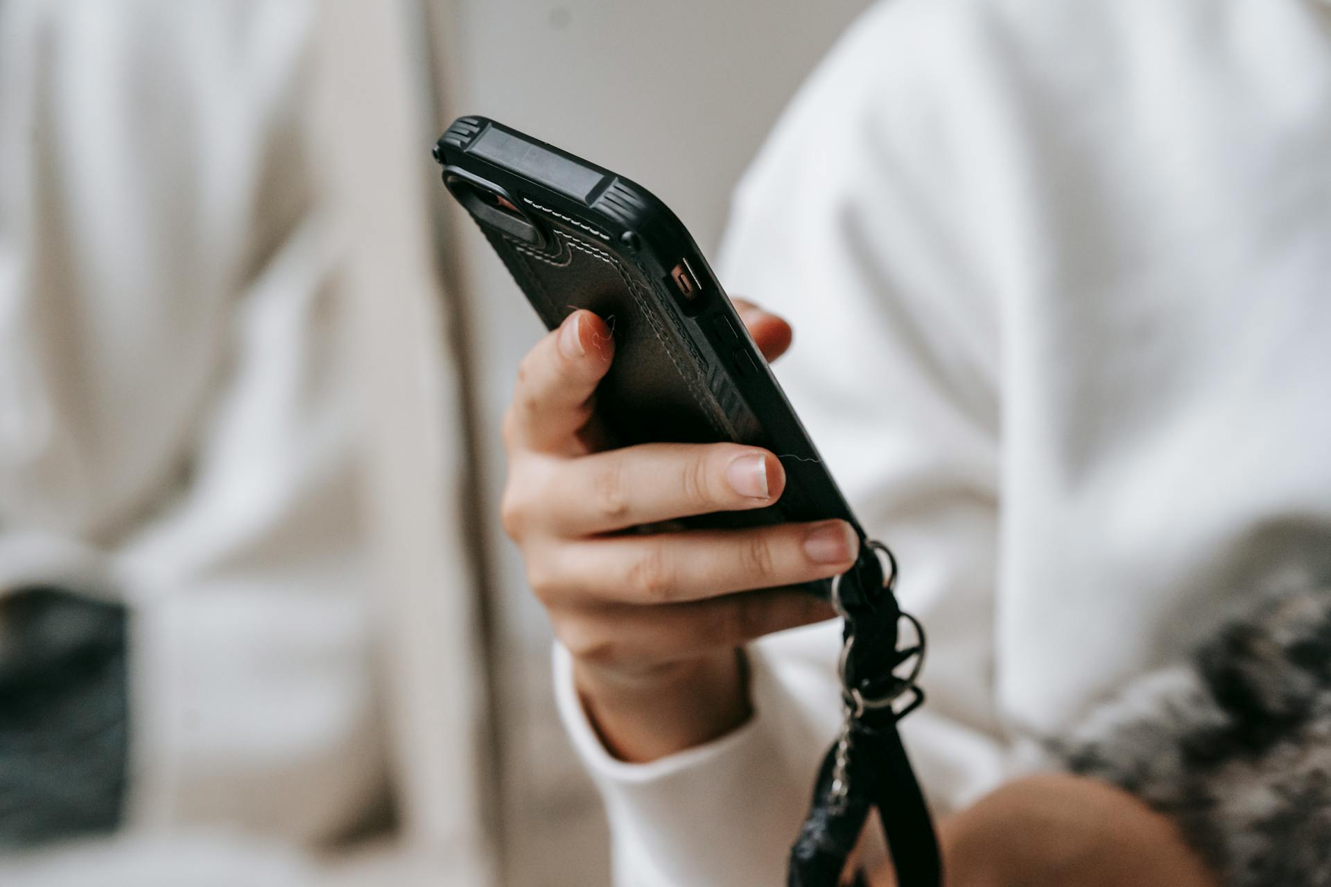 Woman holding her phone | Source: Pexels