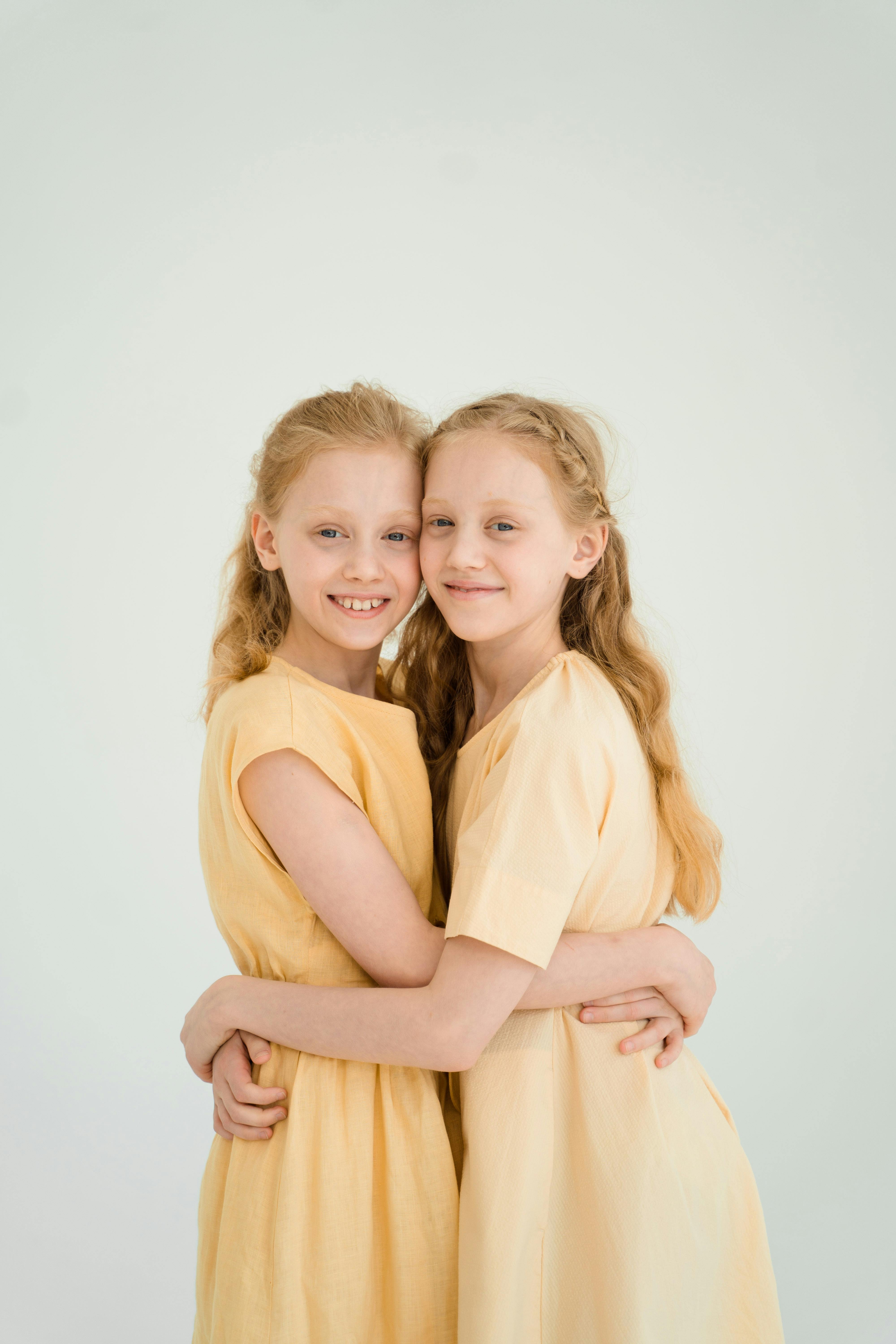 Twin sisters hugging each other | Source: Pexels