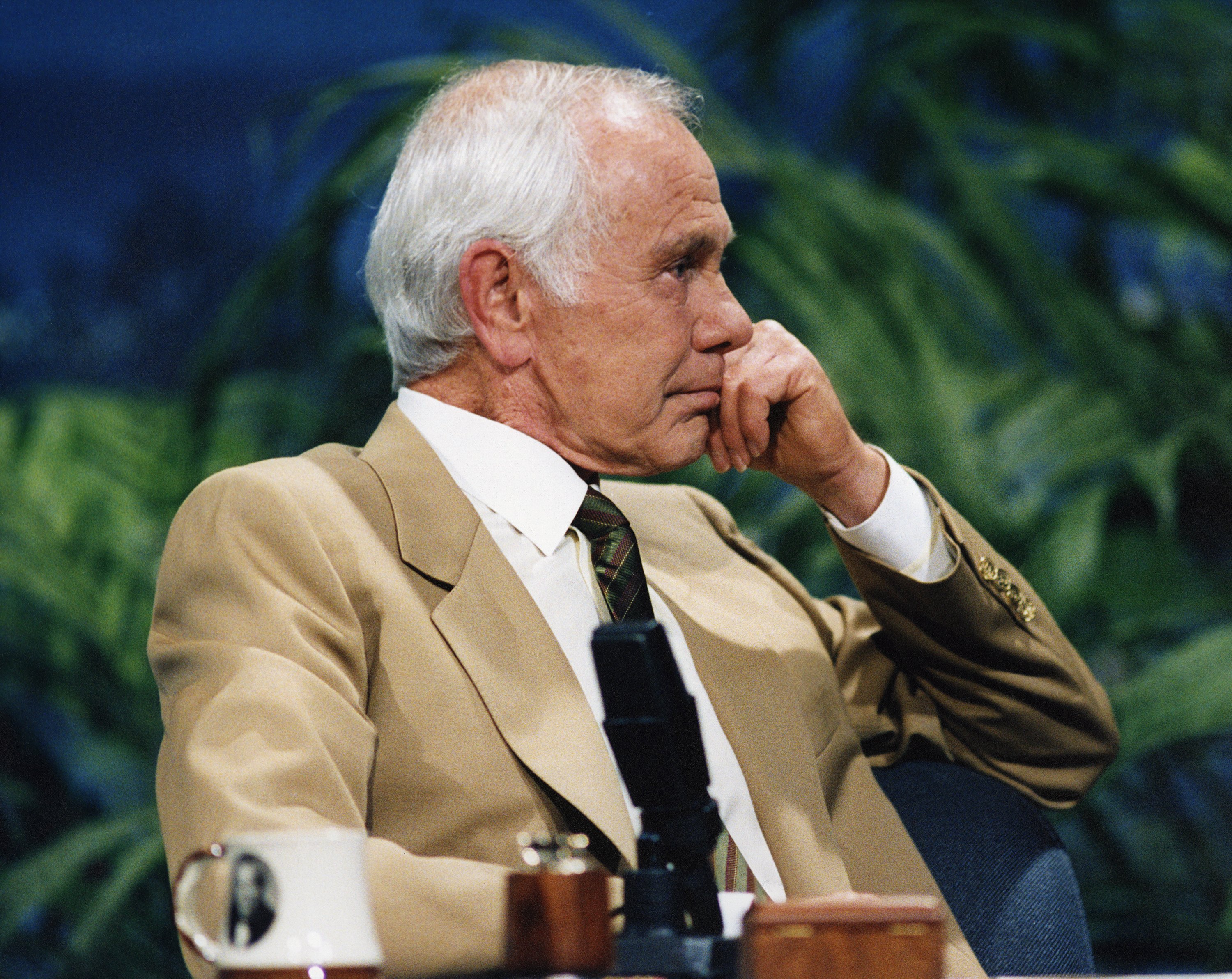 Johnny Carson at the "The Tonight Show Starring Johnny Carson," on May, 21, 1992. | Source: Getty Images