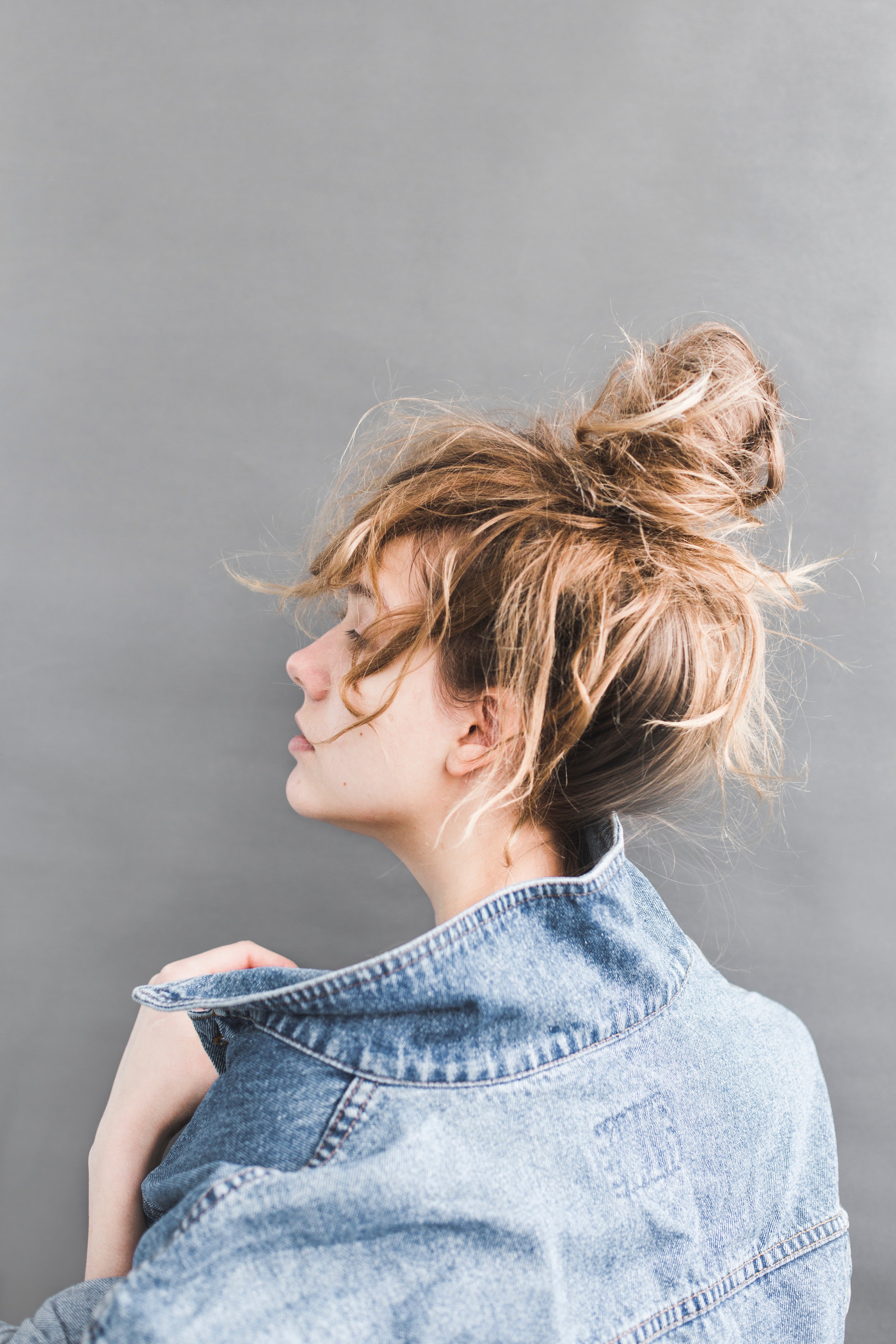 A blonde in a jeans jacket . | Photo: Pexels