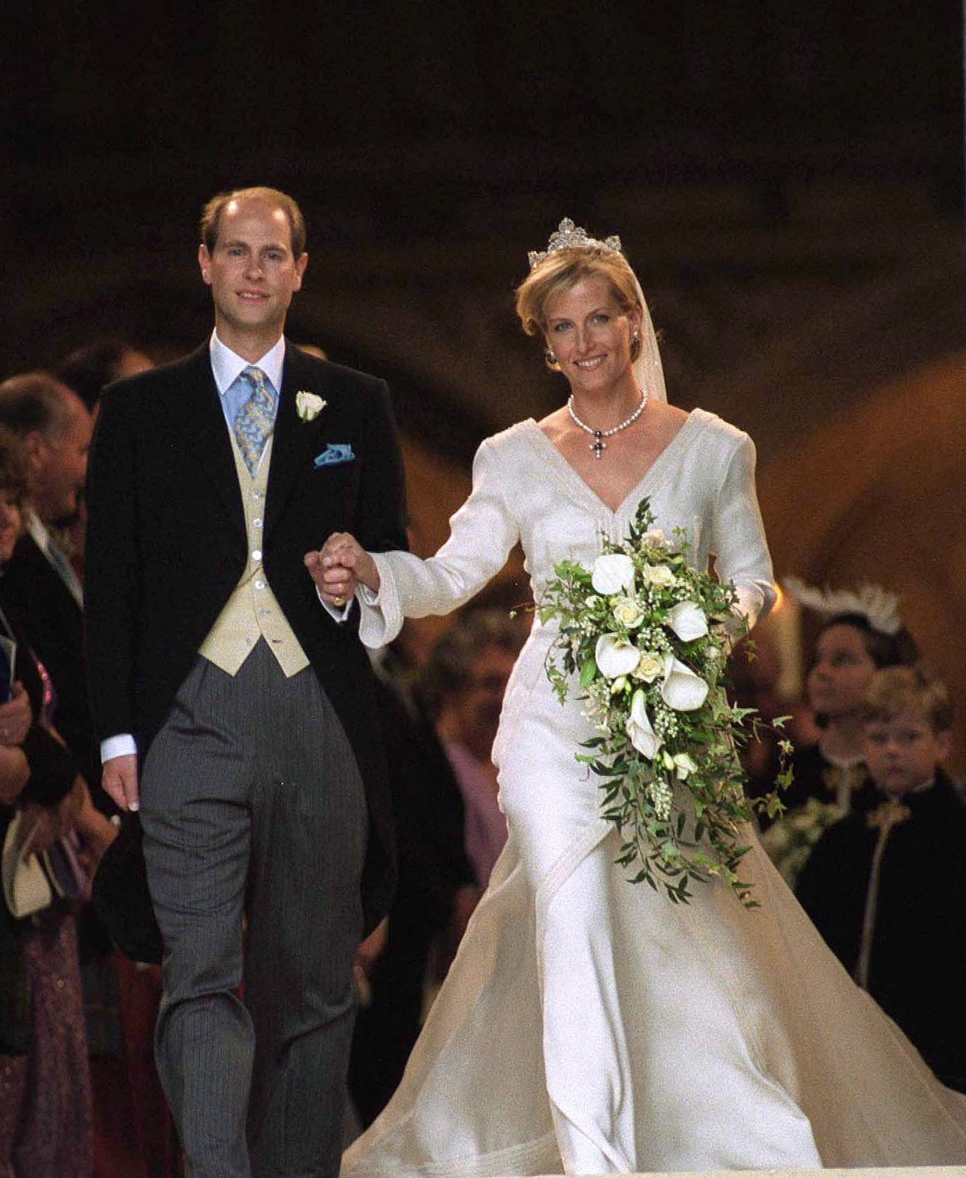 Die Hochzeit von Prinz Edward und Sophie Rhys-Jones in Windsor, Großbritannien, am 19. Juni 1999 | Quelle: Getty Images