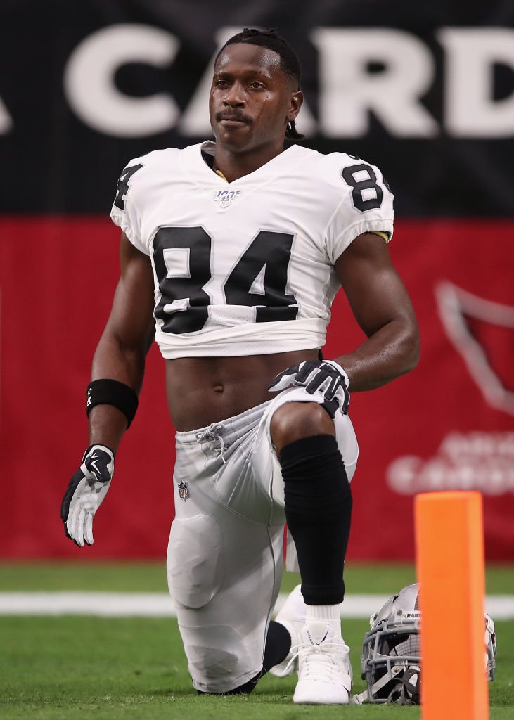Wide receiver Antonio Brown #84 of the Oakland Raiders warms up before the NFL preseason game against the Arizona Cardinals at State Farm Stadium | Photo: Getty Images