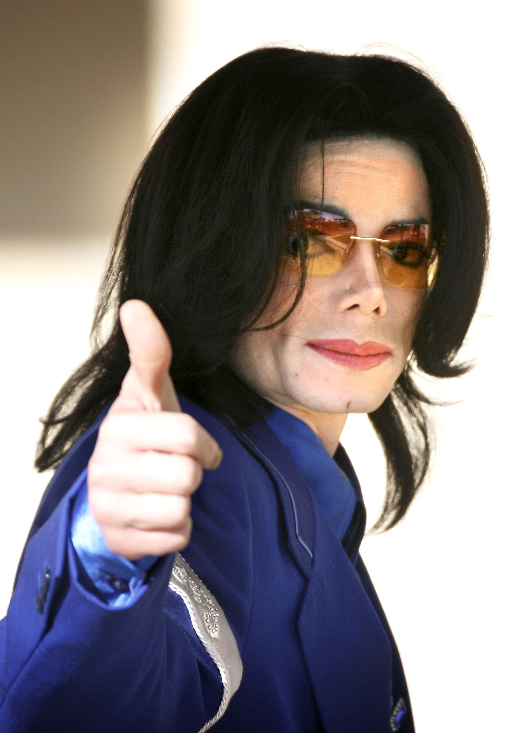 Michael Jackson at the Santa Barbara County Courthouse for his child molestation trial on March 16, 2005 in California. | Photo: Getty Images