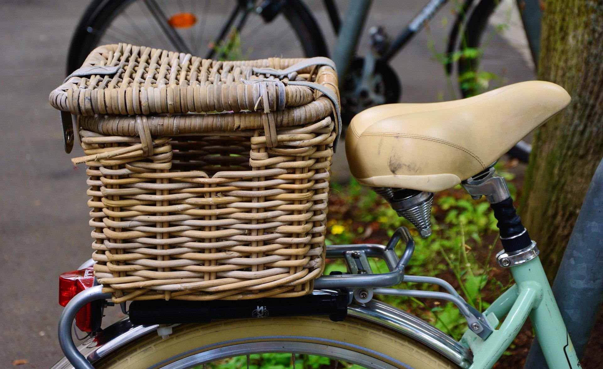A bicycle with a basket attached | Photo: Pixabay/congerdesign