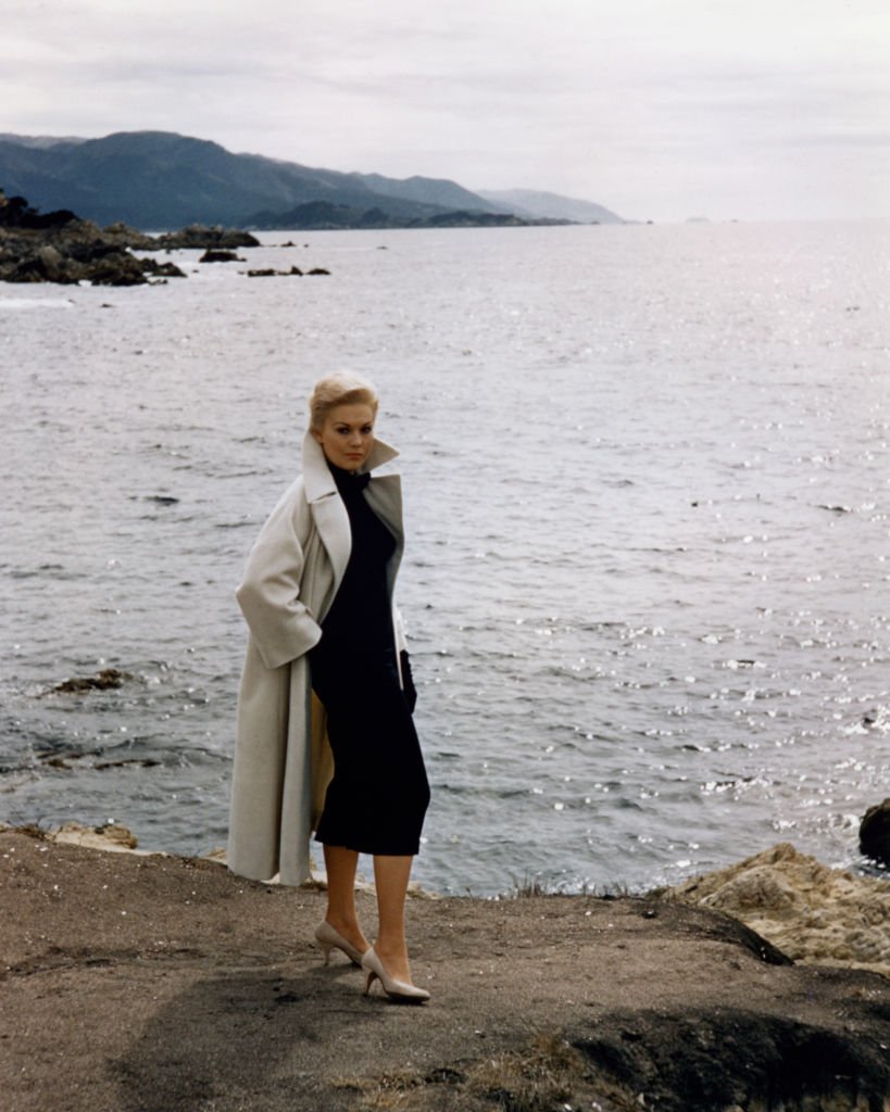 Kim Novak posing at the water's edge in a publicity portrait issued for the film ,'Vertigo', USA, 1958 | Photo: Getty Images