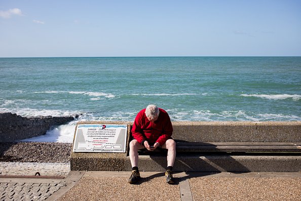 Un homme assit au bord de mer Normandie.| Photo : Getty Image
