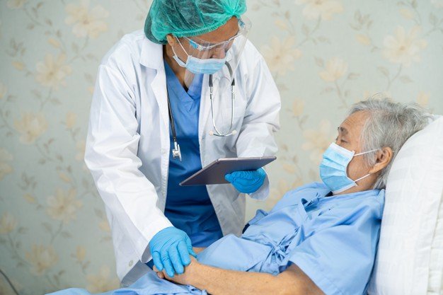 Un médecin qui examine un patient | photo : Freepik