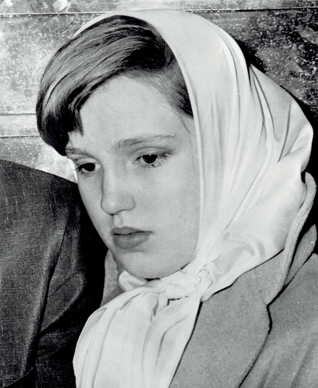 Picture of Cheryl Crane after arrest for murder of Johnny Stompanato on April 9, 1958  | Photo: Public Domain, Wikimedia Commons