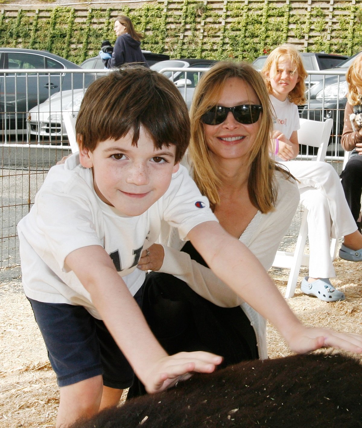 Calista Flockhart and her son, Liam, on November 4, 2007 in Santa Monica, California | Source: Getty Images