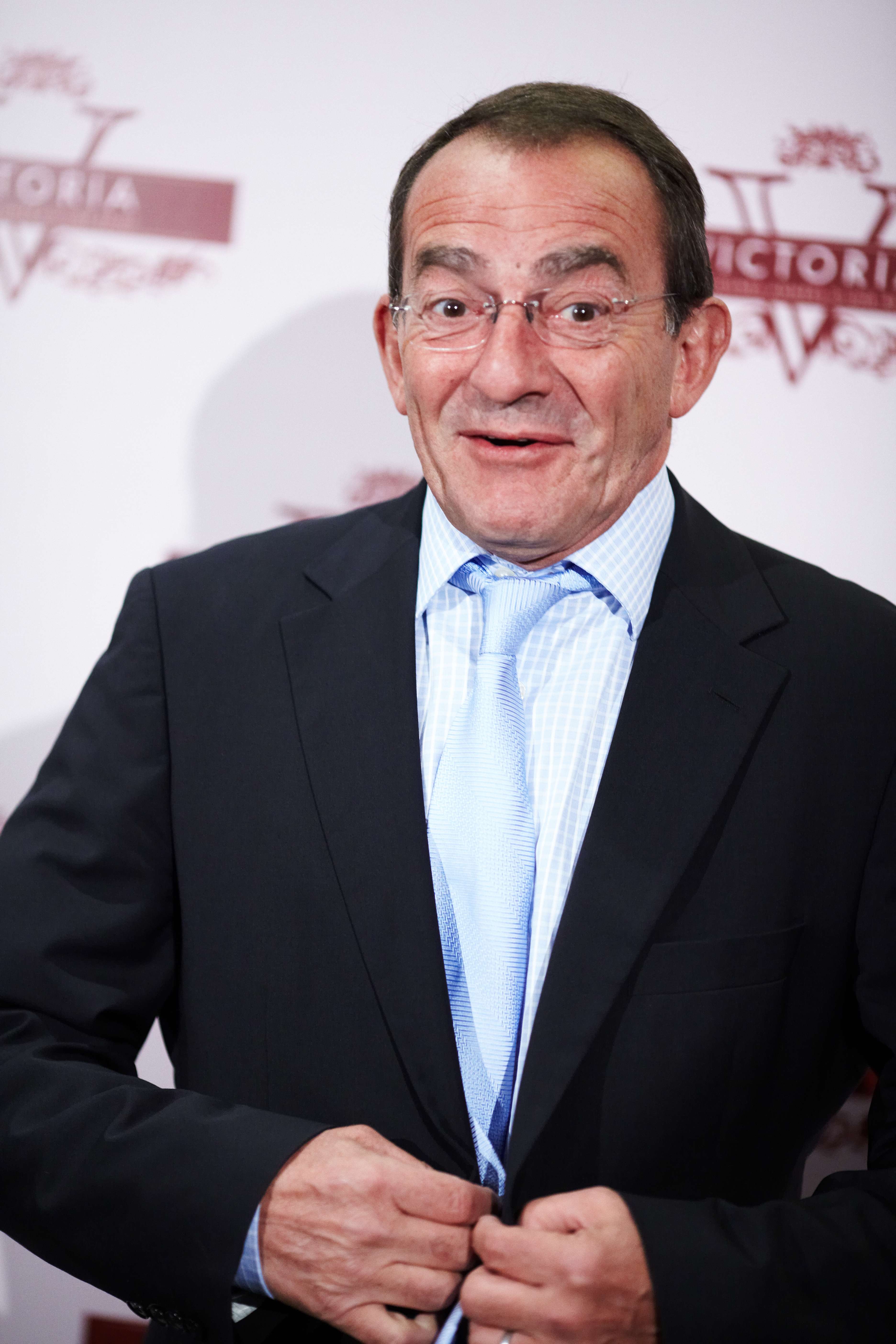 Jean-Pierre Pernaut pose dans un décor de studio, le 13 février 2015 à Boulogne-Billancourt, près de Paris. | Photo : Getty Images