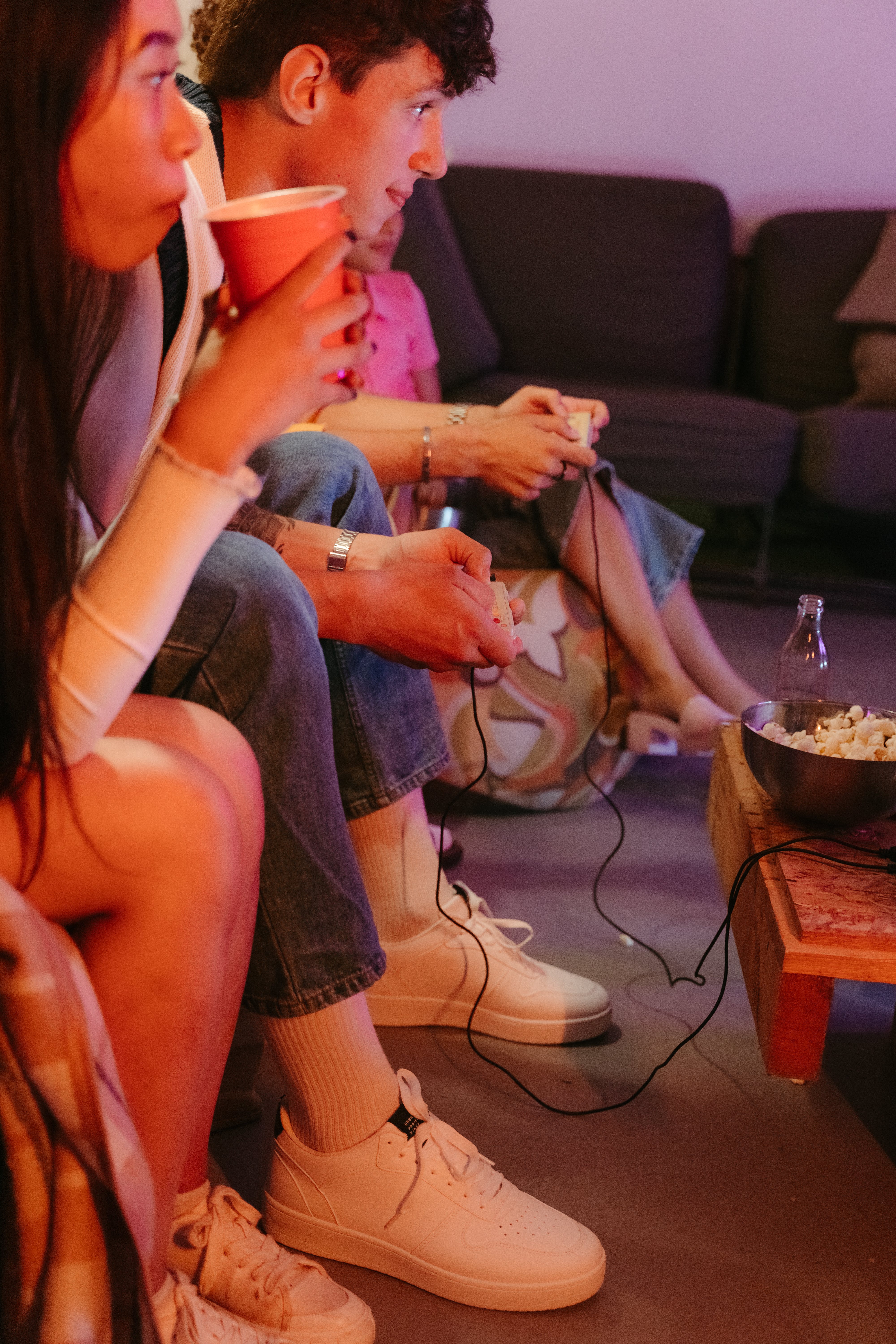 Friends drinking, eating, and playing games | Source: Pexels