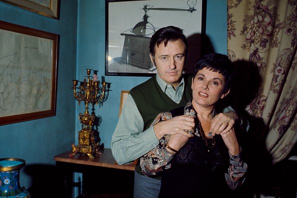 Portrait de Louis Velle et Frédérique Hébrard chez eux. | Photo : Getty Images