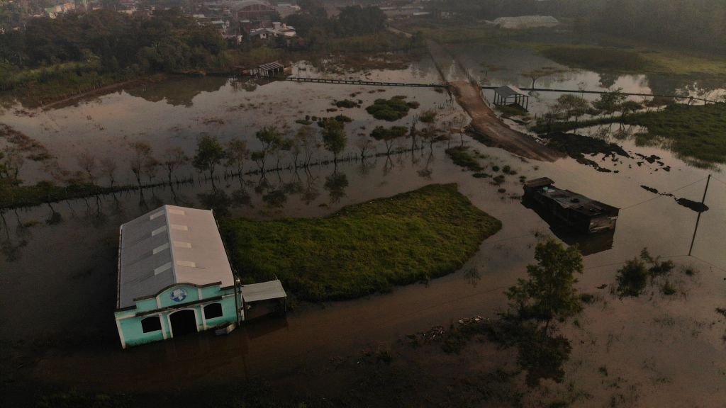 Vista aérea de una iglesia inundada, noviembre de 2020 en San Cristóbal Verapaz, Guatemala. | Foto: Getty Images