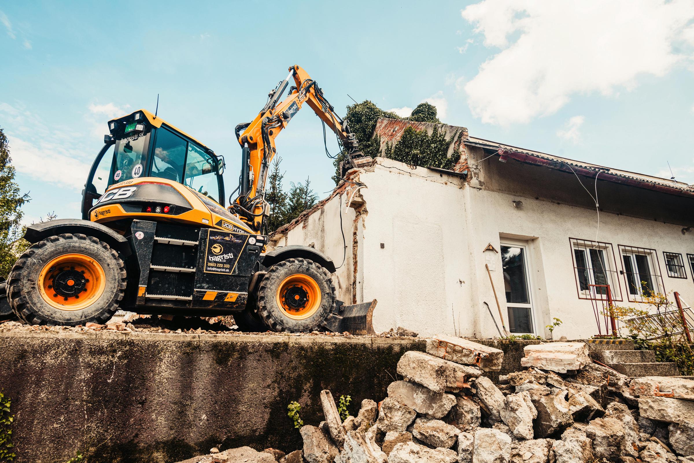 Bulldozer during the demolition of a house | Source: Pexels