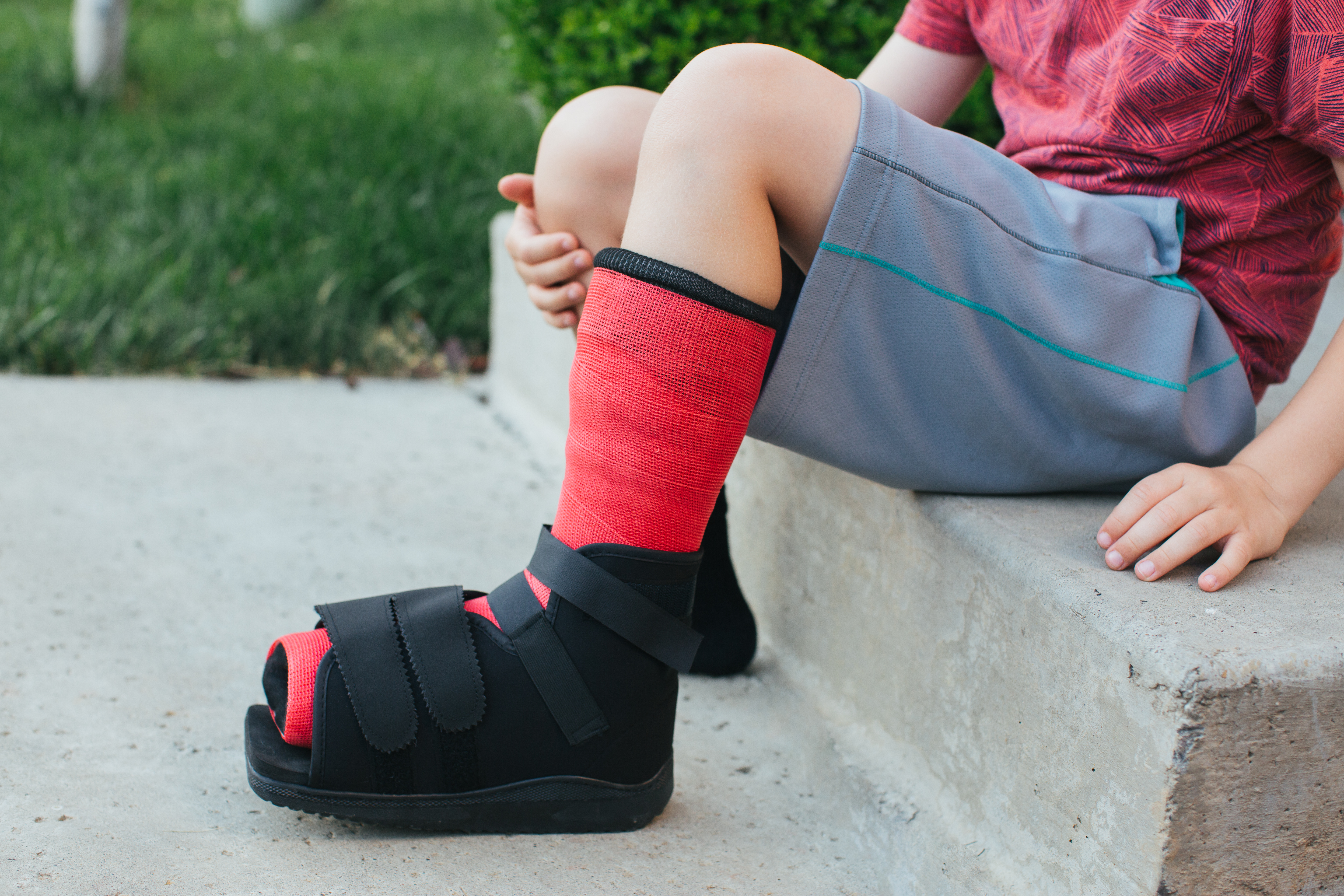 A boy with fractured ankle in cast. | Source: Getty Images