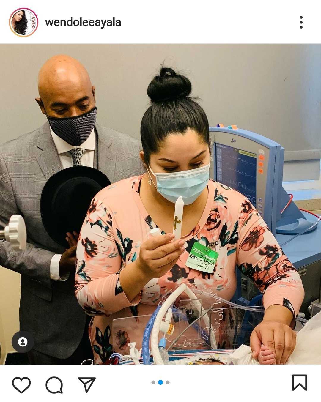 Wendolee y su esposo bautizan a Hannah Love Hill en la sala del hospital de niños. | Foto: Captura de Instagram/wendoleeayala