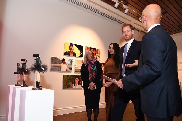 Le prince Harry, duc de Sussex et Meghan, duchesse de Sussex voient une exposition spéciale d'art de l'artiste autochtone canadien Skawennati, à la Galerie Canada lors de leur visite à la Maison du Canada | Photo: Getty Images