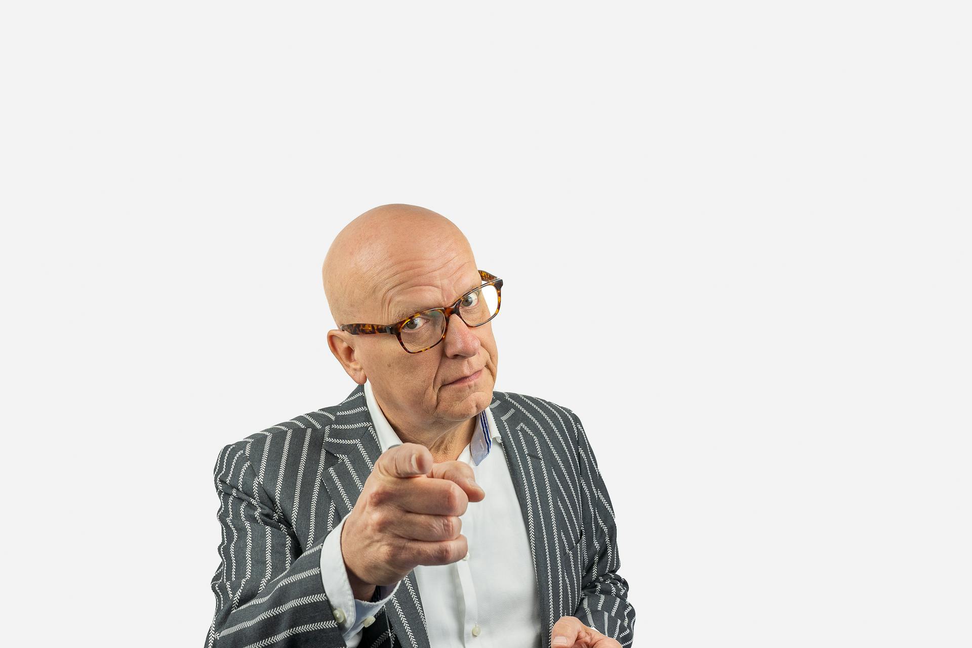 A senior man pointing his finger | Source: Pexels