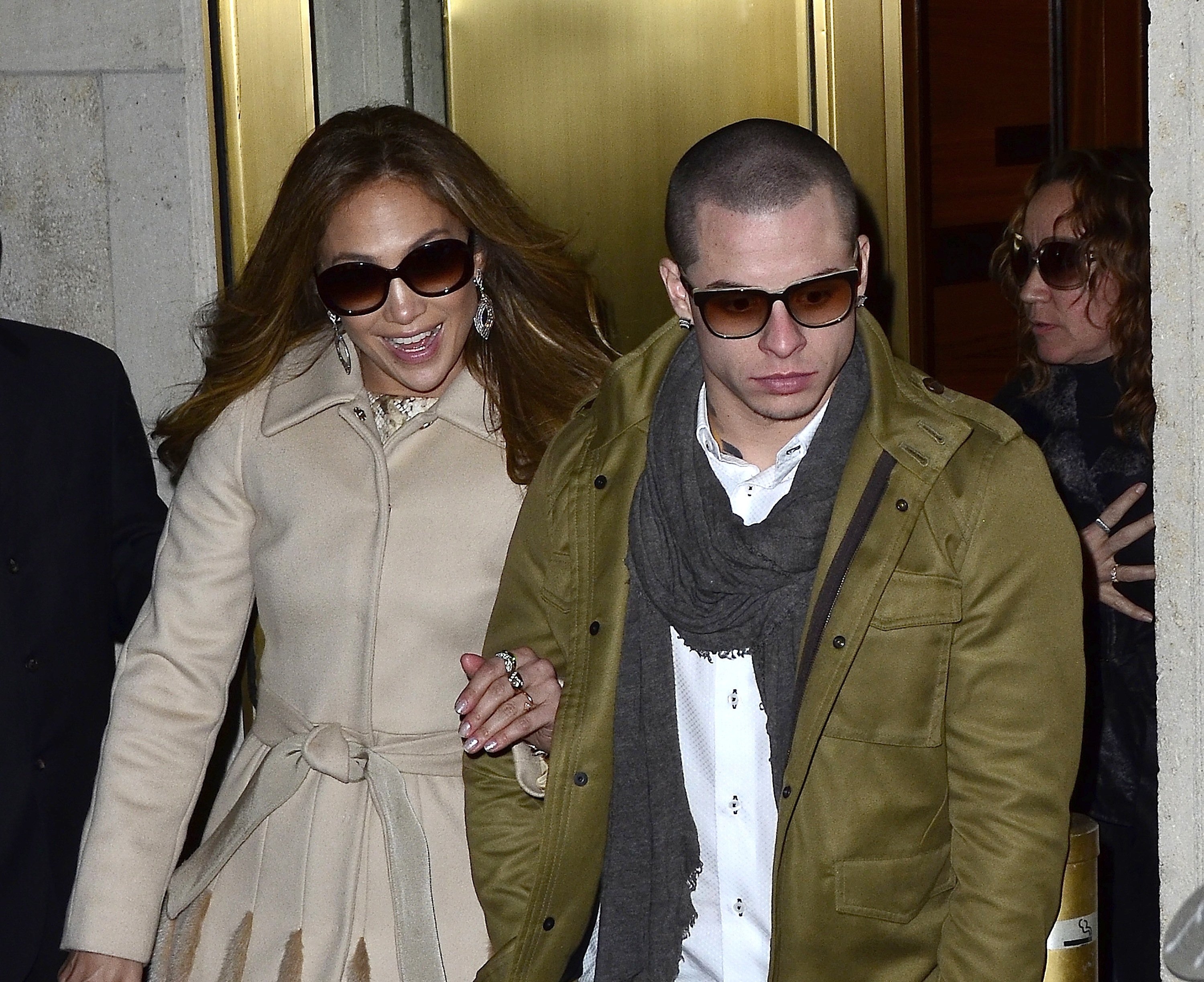 Jennifer Lopez y Casper Smart son vistos saliendo del restaurante Cipriani el 30 de enero de 2012 en la ciudad de Nueva York. | Foto: Getty Images