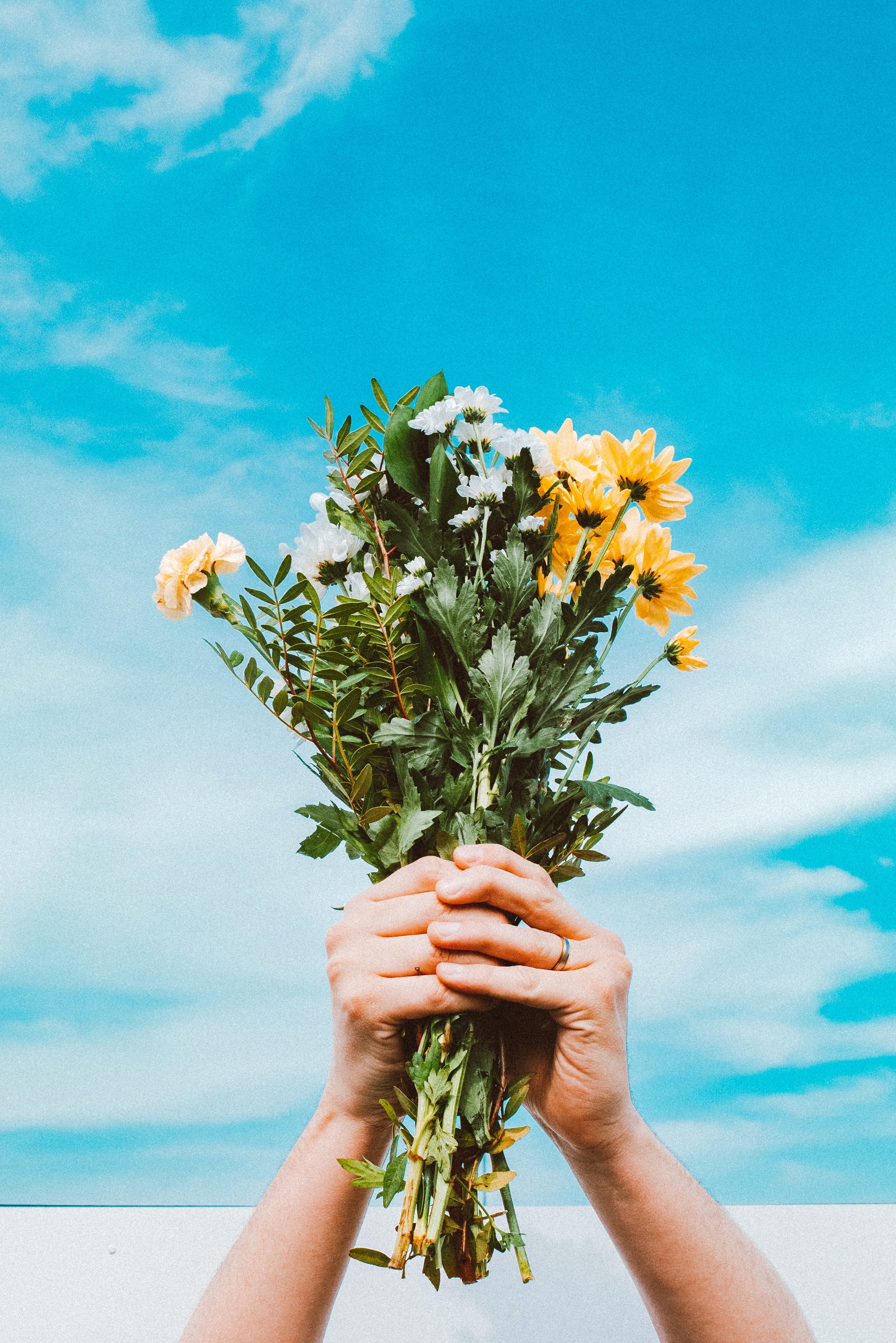 The old lady sold flowers to those passing by. | Source: Pexels