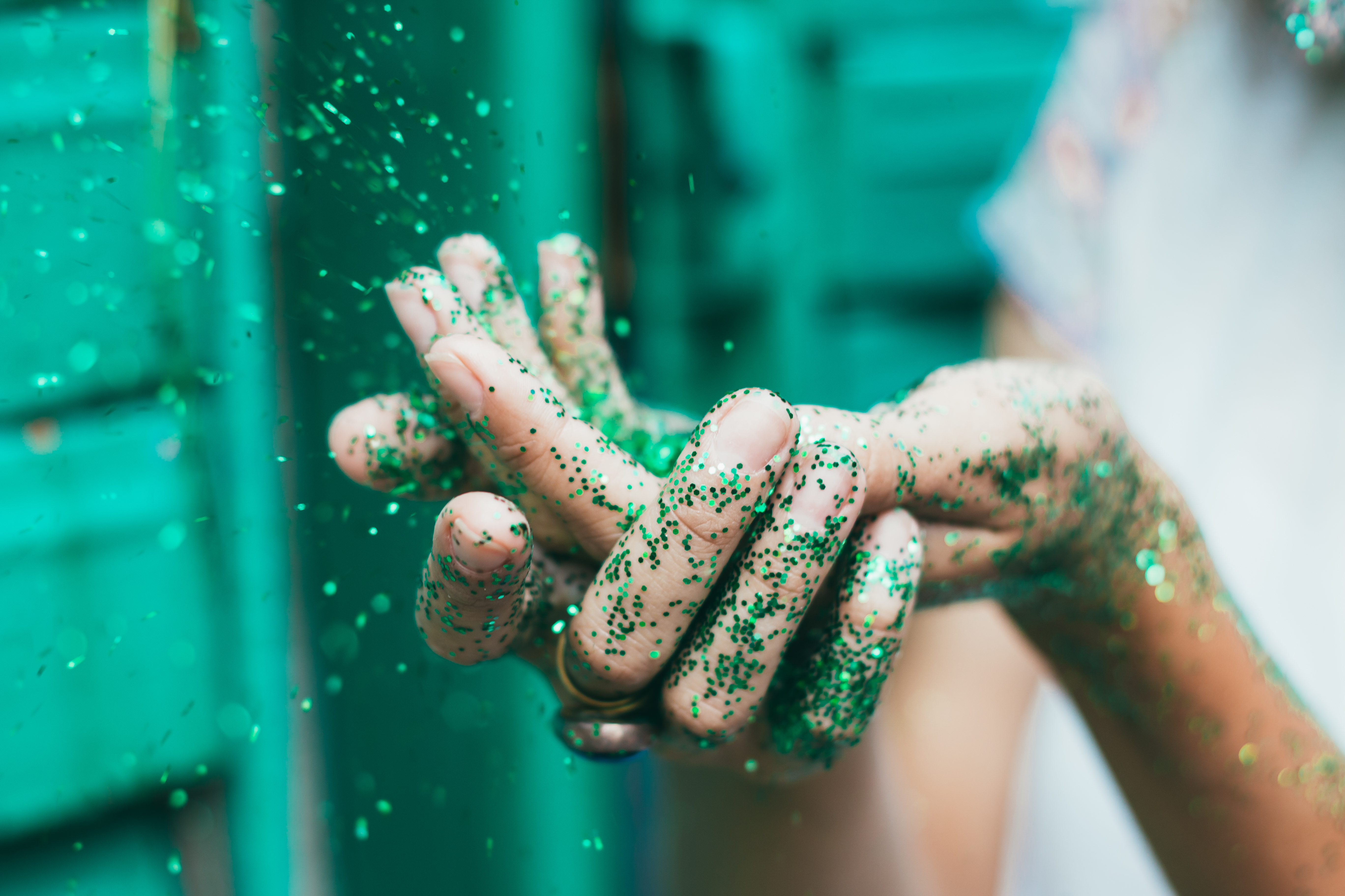 A child's hands filled with green glitter | Source: Shutterstock