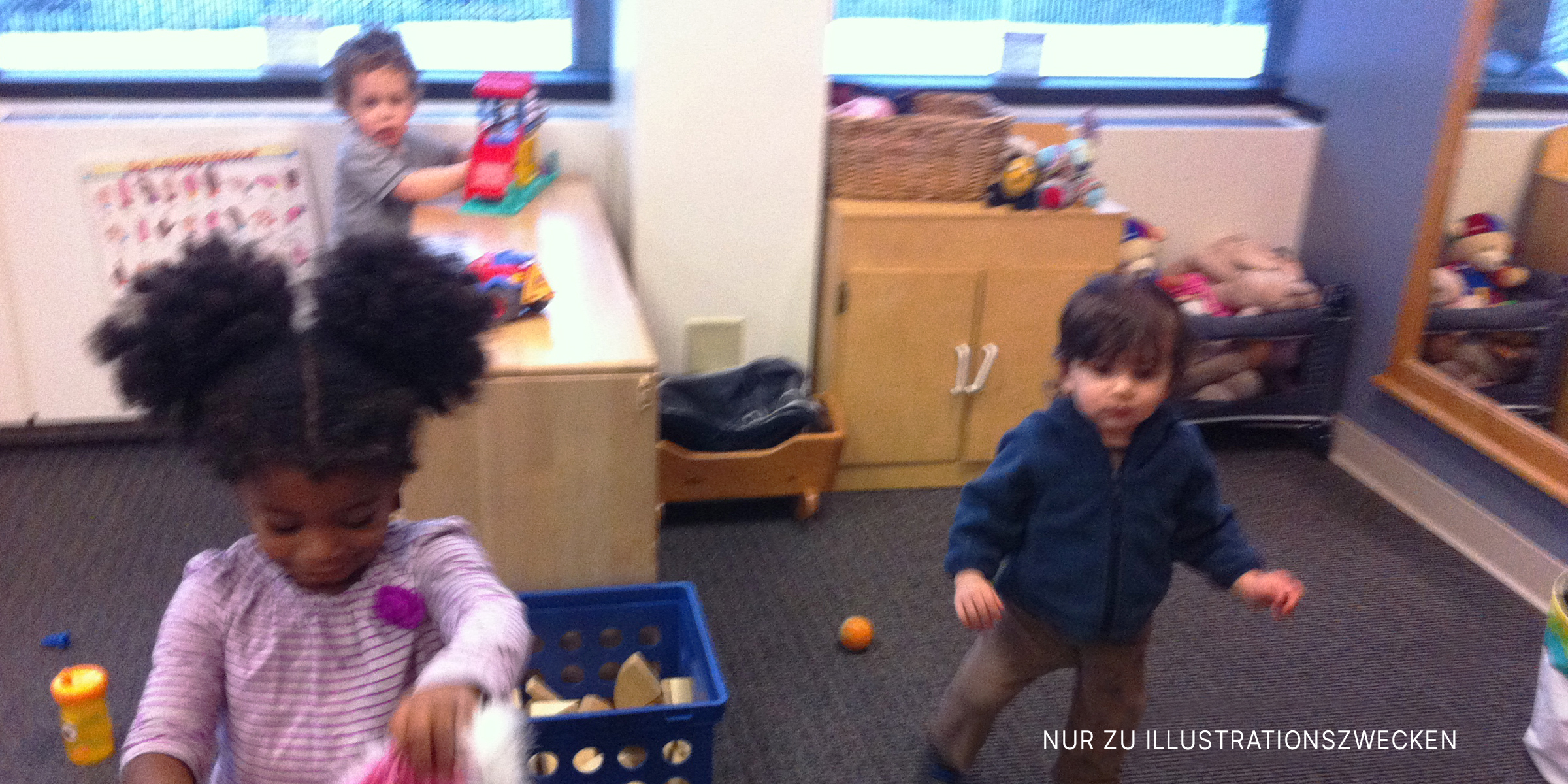 Kleine Kinder spielen in einer Kindertagesstätte | Quelle: Flickr / (CC BY 2.0) by mazaletel