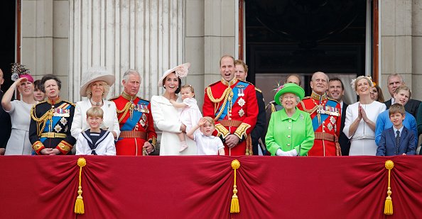 La Reina Elizabeth II junto a sus hijos, nietos y bisnietos. | Fuente: Getty Images La Reina Elizabeth II junto a sus hijos, nietos y bisnietos. | Fuente: Getty Images