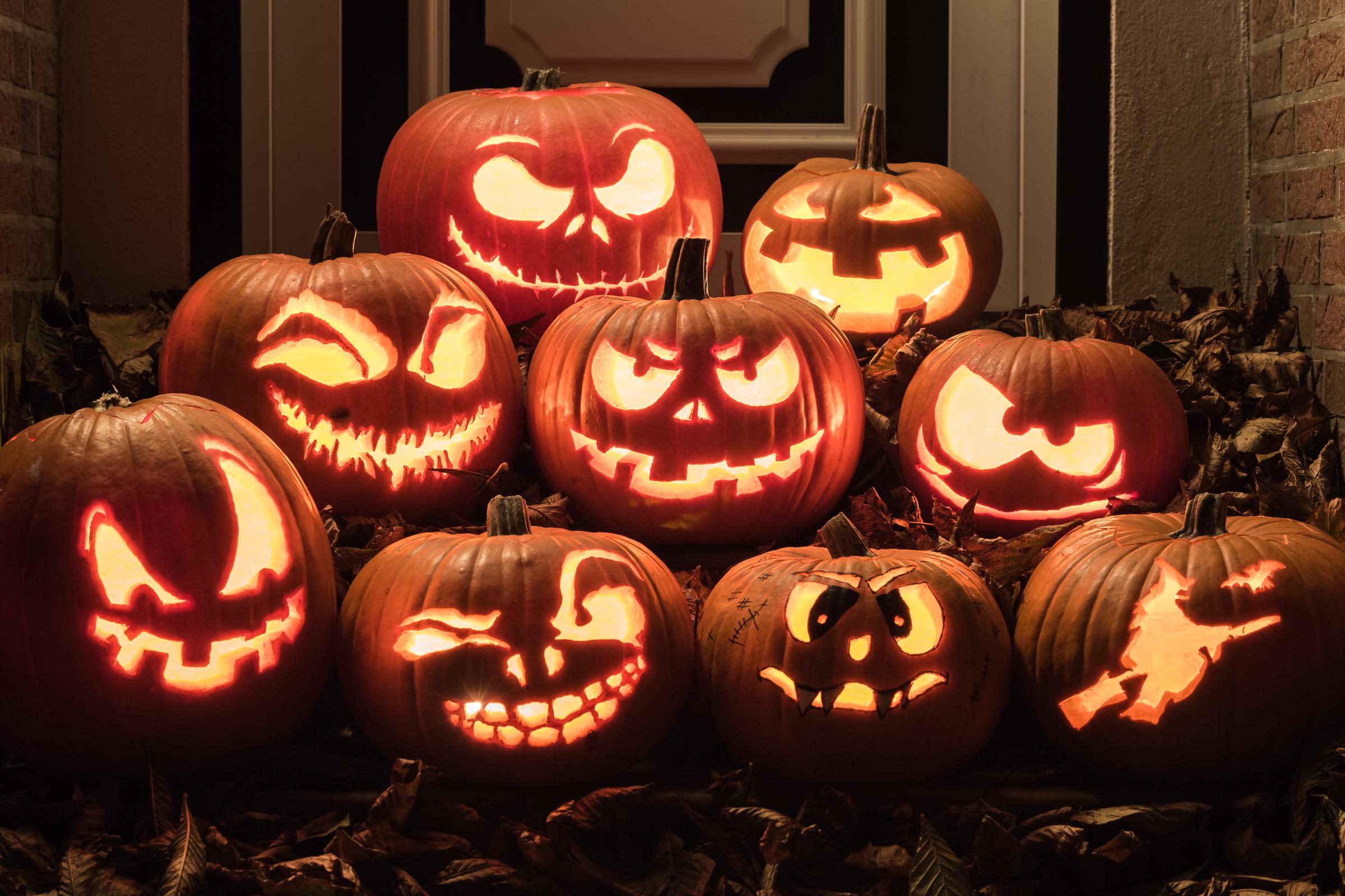 A bunch of candlelit jack-o'-lanterns | Source: Getty Images