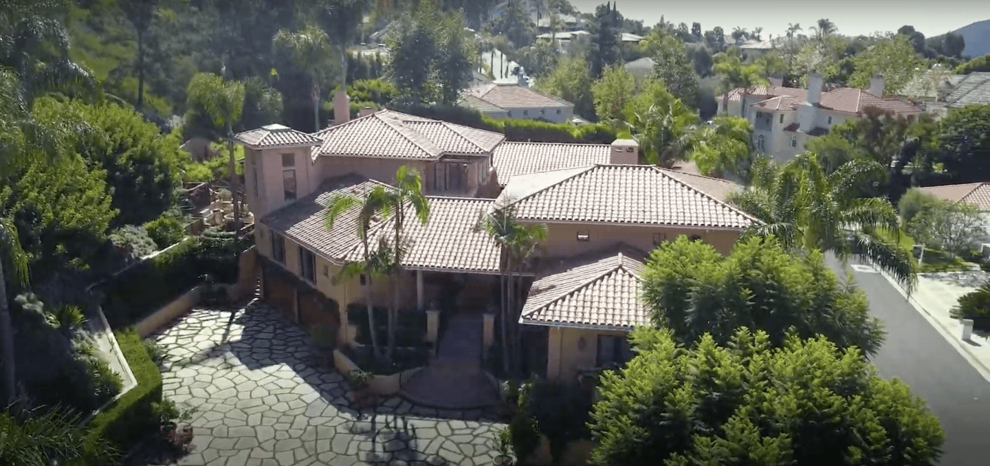An area of the Pacific Palisades, Los Angeles mansion that Ray Liotta once owned was shown on October 16, 2019. | Source: TheRadcliffeGroup/YouTube